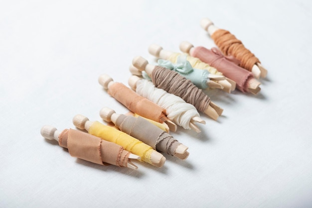 Trzy ułożone zestawy do haftu